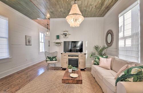 Galveston House | Near Beach and Strand Bright Cottage in Galveston