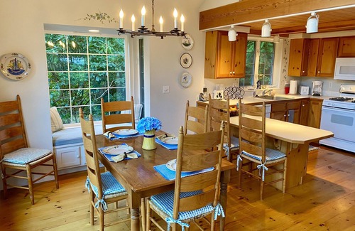 Langley Cottage | Near Downtown Langley, Shops & Restaurants! Cozy Cottage & Pet Friendly!