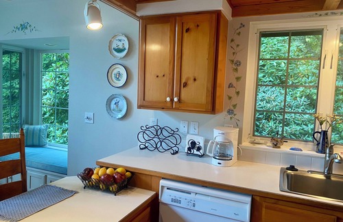 Langley Cottage | Near Downtown Langley, Shops & Restaurants! Cozy Cottage & Pet Friendly!