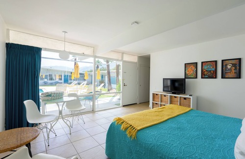 Desert Park Estates Hotel | Near DT Palm Springs | King Studio at Monkey Tree