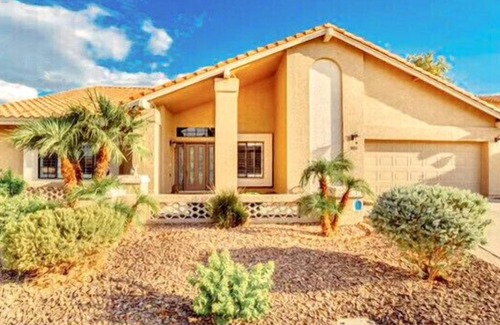 Avondale House | Near State Farm, Spring Training, NASCAR and more-Lakefront with Private Pool!