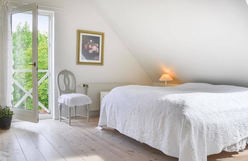 Fredensborg House | Near the royal town of Fredensborg, the beautiful area of Sørup awaits you with this tasteful and co