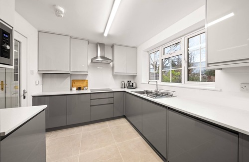 Bray on Thames Apartment | Near Town Centre, Big Patio, Free Parking Sleeps 8