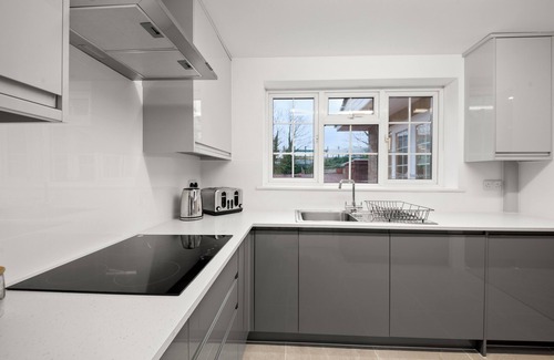 Bray on Thames Apartment | Near Town Centre, Big Patio, Free Parking Sleeps 8