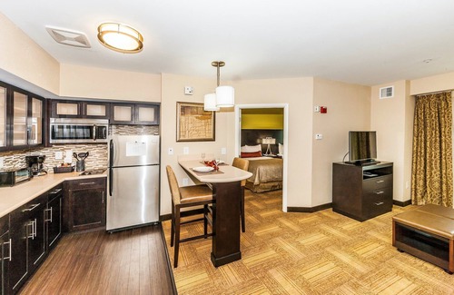 Farragut Condo | Near Turkey Creek Shopping District! Shared Outdoor Pool + 24h Business Center