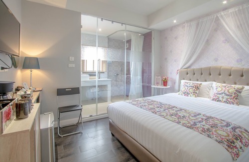 Khlong San Hotel | Near Wongwian Yai BTS,suitable for couples and families to stay in our hotel.