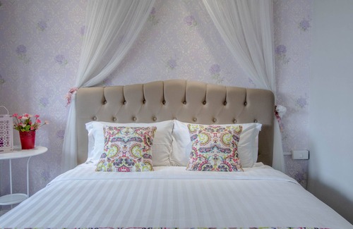 Khlong San Hotel | Near Wongwian Yai BTS,suitable for couples and families to stay in our hotel.