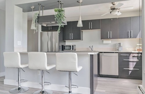 Southwest Calgary Condo | Nearby Saddledome | AC | Parking Central DT Condo