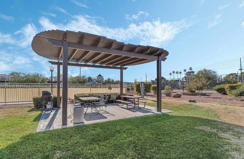 Las Vegas Condo | nElevate Your Sin City Experience with Exclusive Vegas Views on the 9th Floor