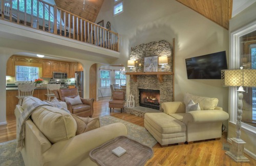 Walnut Mountain House | Nellie's Place- Quiet Mtn. Getaway with Scenic View, Wifi, & Community Amenities