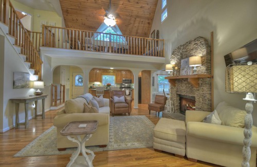 Walnut Mountain House | Nellie's Place- Quiet Mtn. Getaway with Scenic View, Wifi, & Community Amenities