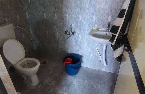 Verna Apartment | Nemmin Apt Uno - Budget Stay - Insta @little.yellow.house1943