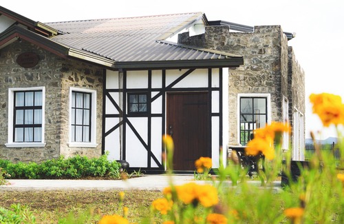 Nuwara Eliya Cottage | Nestled with warm hospitality, intercontinental cuisine and panoramic view