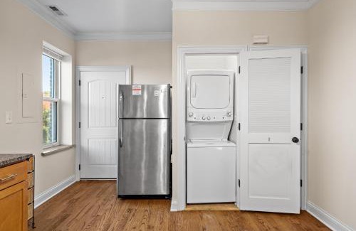 St. Ben's Apartment | NEW! 1 Garage Spot Included! Near brown line! North Center/St. Ben's Location!