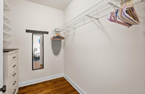 St. Ben's Apartment | NEW! 1 Garage Spot Included! Near brown line! North Center/St. Ben's Location!