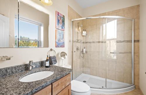 St. Ben's Apartment | NEW! 1 Garage Spot Included! Near brown line! North Center/St. Ben's Location!