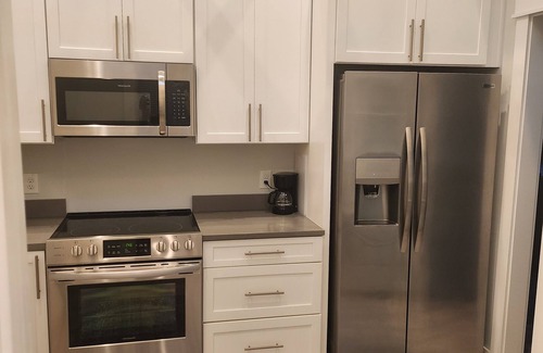 Saint Simons Heights House | New 1250sqft stylish 2bd 2bth cottage AC/WiFi full kitch sunny St. Simons Island