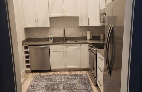 Saint Simons Heights House | New 1250sqft stylish 2bd 2bth cottage AC/WiFi full kitch sunny St. Simons Island