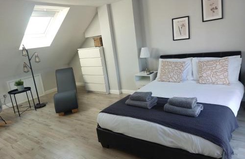 Ashford House | NEW 2 bedrooms with private ensuite bathrooms near Heathrow