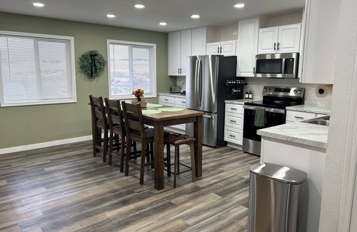 Pendleton House | NEW! 2 KINGS! Hot Tub! Access to Full Gym!Espresso! Fully Fenced Yard!