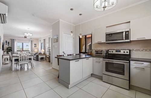 Gold Coast Apartment | NEW 2br- 2bth, 0.2 Miles to the Beach, Resort Style Amenities and Fully Equipped