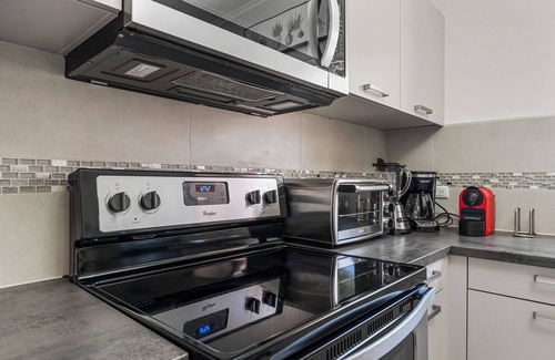 Gold Coast Apartment | NEW 2br- 2bth, 0.2 Miles to the Beach, Resort Style Amenities and Fully Equipped