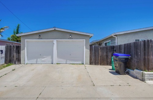 North Clairemont House | NEW 30+ Day RENTAL! Charming 2BD in Clairemont with Yard, BBQ Grill, W/D +Garage!