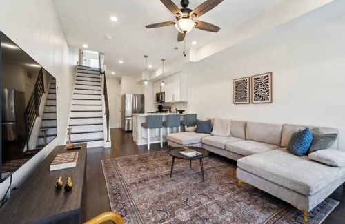 Mantua Apartment | New 3BD/3BA – Roof Deck & City Views