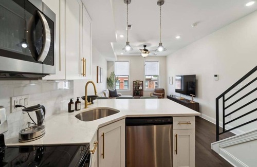 Mantua Apartment | New 3BD/3BA – Roof Deck & City Views