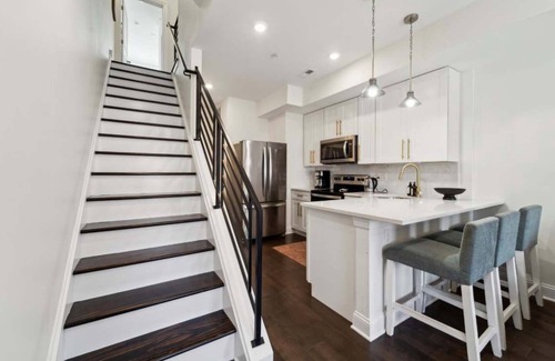 Mantua Apartment | New 3BD/3BA – Roof Deck & City Views