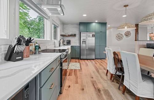 Athelstane House | New! 3BR Sleeps 10! Firepit!