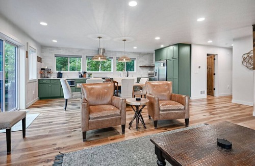 Athelstane House | New! 3BR Sleeps 10! Firepit!