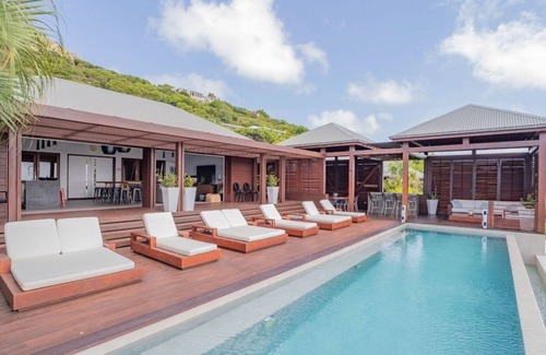 Devet Villa | New 5 BDRM Villa w Exceptional Views