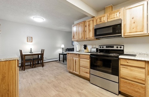 Bayshore - Klatt House | NEW! Anchorage 5BR Retreat Hikes, City & Comfort