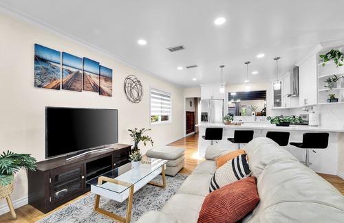 Madrona House | NEW-by the Beach, KingBed, 11miles to LAX, 5b in Torrance fast WiFi & AC