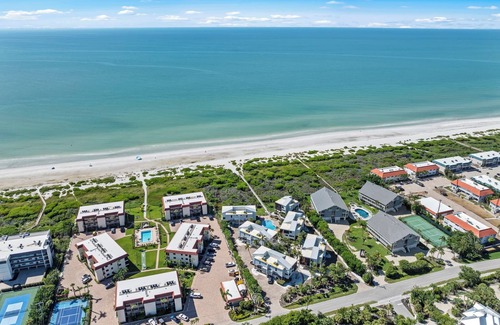 Sanibel House | New Cyprina #2 – a fully renovated luxury townhome on Sanibel’s East End. Enjoy coastal elegance, modern comfort, and breathtaking direct water views from every room in this stunning beach retreat.