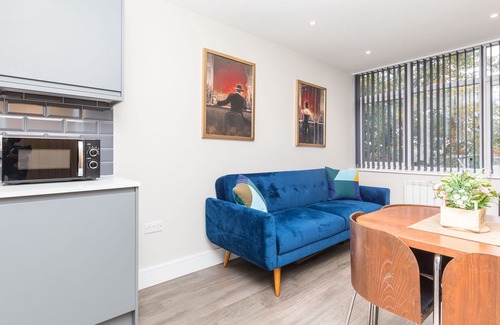Horsham Apartment | New, Designer 2 Bed Stylish Apartment close to Horsham Town.