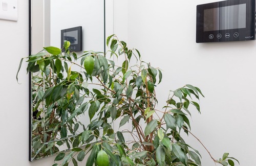 Horsham Apartment | New, Designer 2 Bed Stylish Apartment close to Horsham Town.