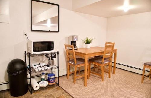 Moose Jaw Apartment | NEW Gorgeous Space in Moose Jaw Coffee Parking 4k Smart TV