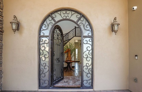 East Mesa House | New! Heated Pool and Spa +13 Beds + Game Room