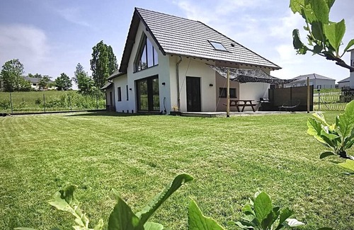 Kerprich-aux-Bois House | New house on the banks of the Stock pond