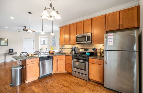 North Center Apartment | New Listing/20% Discount 32+/Fast Wi-Fi/1 Parking Spot!