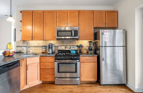 North Center Apartment | New Listing/20% Discount 32+/Fast Wi-Fi/1 Parking Spot!
