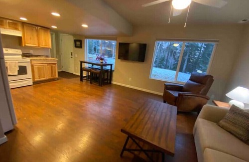 Mid-Hillside Apartment | - NEW LISTING - Adorable 1-bedroom suite in South Anchoragen