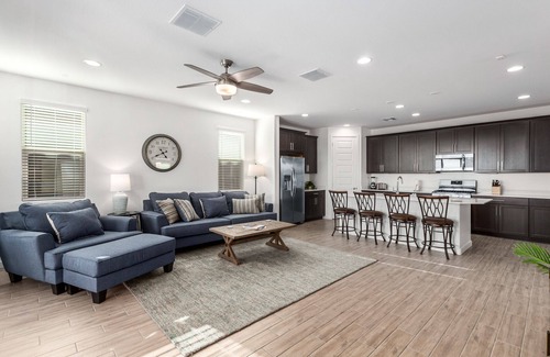 Desert View House | New Listing! Heated Sparkling Pool, Fast Wifi, King Bed, Putting Green!