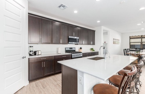 Desert View House | New Listing! Heated Sparkling Pool, Fast Wifi, King Bed, Putting Green!