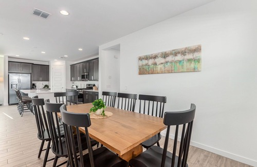 Desert View House | New Listing! Heated Sparkling Pool, Fast Wifi, King Bed, Putting Green!