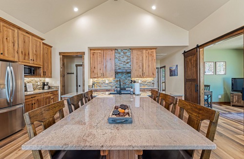 Zion National Park East Entrance House | New luxury cabin bordering Zion! 3 king beds/baths. Short drive to Bryce Canyon.