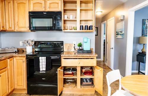 Manchester Apartment | NEW - Mins to Concord /Nashua - Full Fenced Backyard- 1st Floor- Laundry in unit