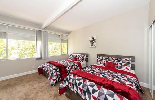 Birdland Apartment | New & Modern 2BR - Prime Location , Gym and Pool